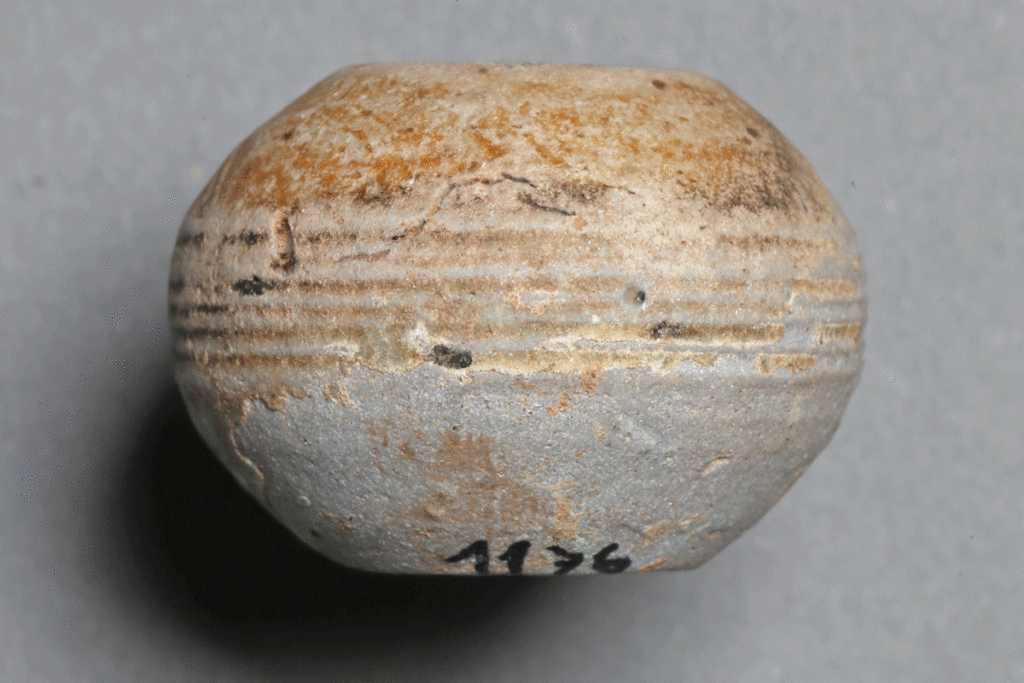 Spinnwirtel aus Keramik von der Burg Bartenstein, Partenstein, 14. Jh., Museum Ahler Kram, Fd. Nr. 1809, H. 1,7 cm, Br. 2,76 cm