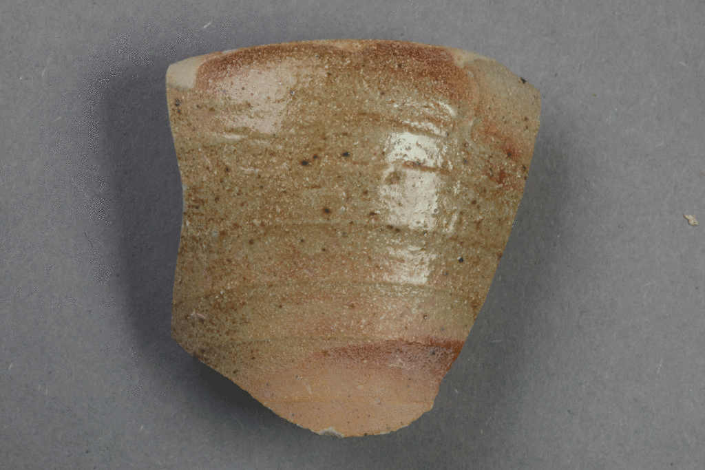 Fragment eines Trichterbechers aus Steinzeug von der Burg Bartensten, Partenstein, 15. Jh., Museum Ahler Kram, Fd. Nr. 1387, H. 4,9 cm, Br. 4,9 cm