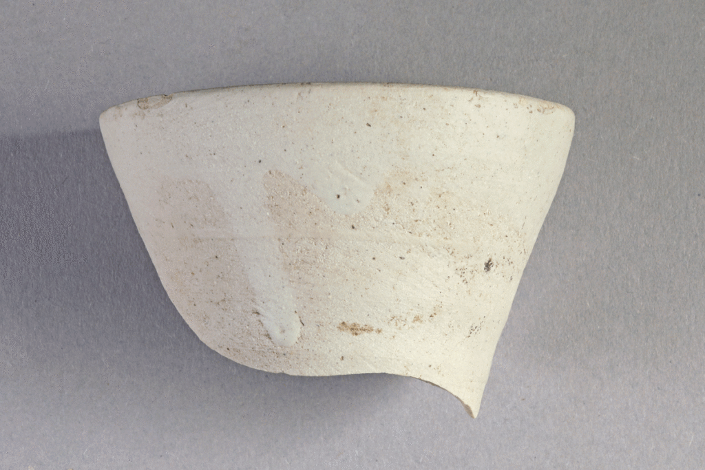 Fragment eines Trichterbechers aus Steinzeug von der Burg Bartensten, Partenstein, 15. Jh., Museum Ahler Kram, Fd. Nr. 2077, H. 4,8 cm, Br. 7,5 cm