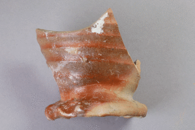 Fragment eines Trichterbechers aus Steinzeug von der Burg Bartensten, Partenstein, 15. Jh., Museum Ahler Kram, Fd. Nr. 2744, H. 8,6 cm, Br. 10,5 cm