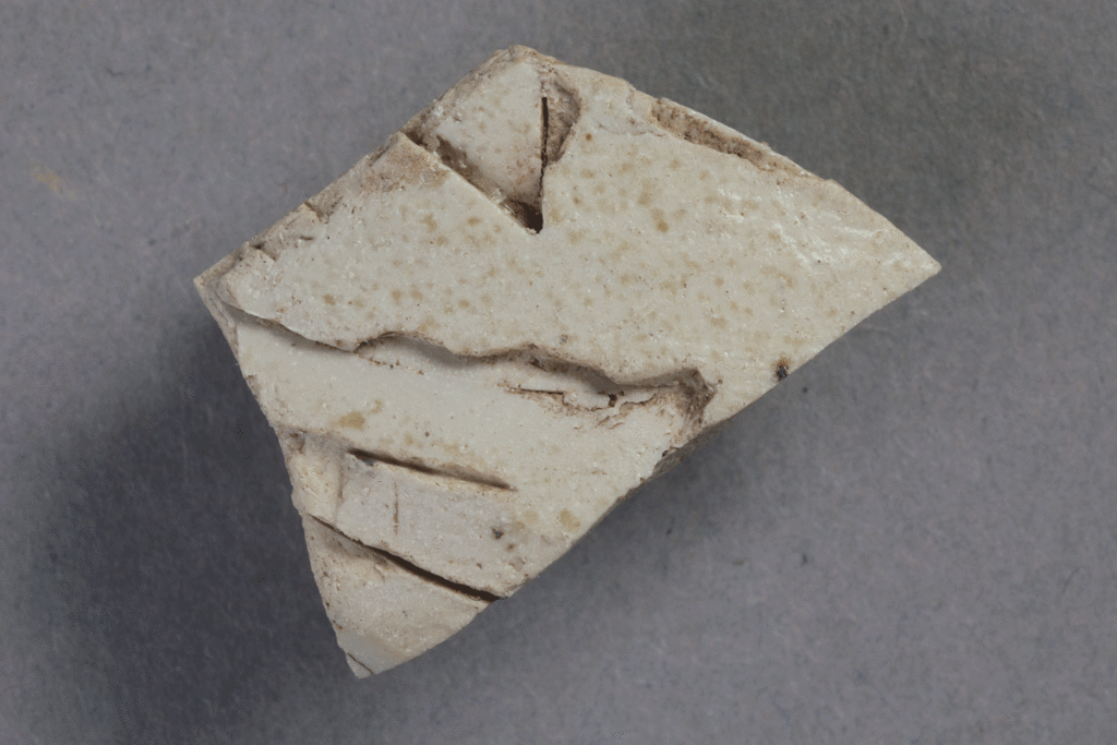 Fragment eines Trichterbechers mit eingeschnittenen Blättern aus Steinzeug von der Burg Bartensten, Partenstein, 15. Jh., Museum Ahler Kram, Fd. Nr. 1754, H. 2,4 cm, Br. 2,8 cm