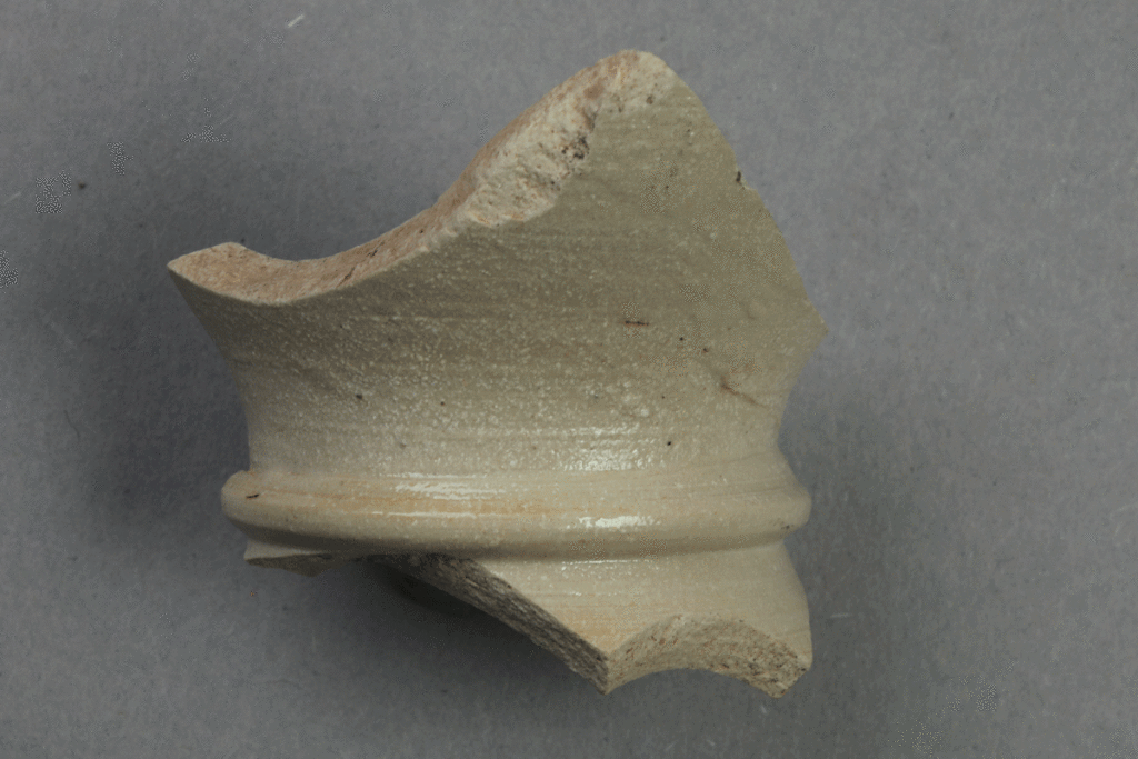 Fragment eines Trichterbechers aus Steinzeug von der Burg Bartensten, Partenstein, 15. Jh., Museum Ahler Kram, Fd. Nr. 1096, H. 4,1 cm, Br. 4,5 cm