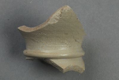 Fragment eines Trichterbechers aus Steinzeug von der Burg Bartensten, Partenstein, 15. Jh., Museum Ahler Kram, Fd. Nr. 1096, H. 4,1 cm, Br. 4,5 cm