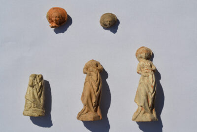 Abb. 5: Trachtenfiguren einschließlich deren Prototyps (oben links) aus Augsburg (ab 1465/70 bis ca. 1490) sowie die modelgenealogisch von letzterem abhängige Maria Magdalena aus Köln (unten links, 1475-1500) (Foto: Michaela Hermann, Augsburg)