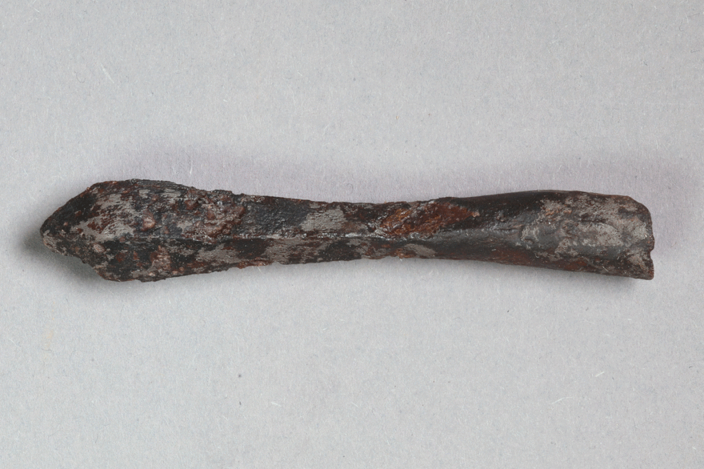 Armbrustbolzen von der Burg Bartenstein, Partenstein, Eisen, 15. Jh., Museum Ahler Kram, Fd. Nr. 2264, H. 1,4 cm, Br. 8,7 cm