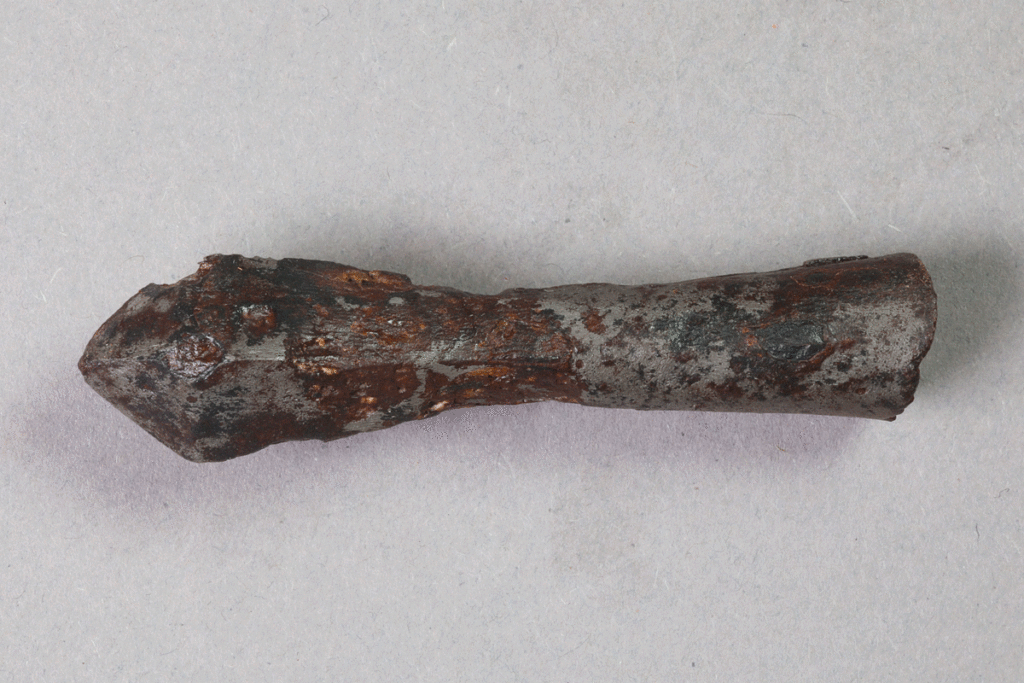 Armbrustbolzen von der Burg Bartenstein, Partenstein, Eisen, ca. 1400, Museum Ahler Kram, Fd. Nr. 2532, H. 1,5 cm, Br. 6,0 cm