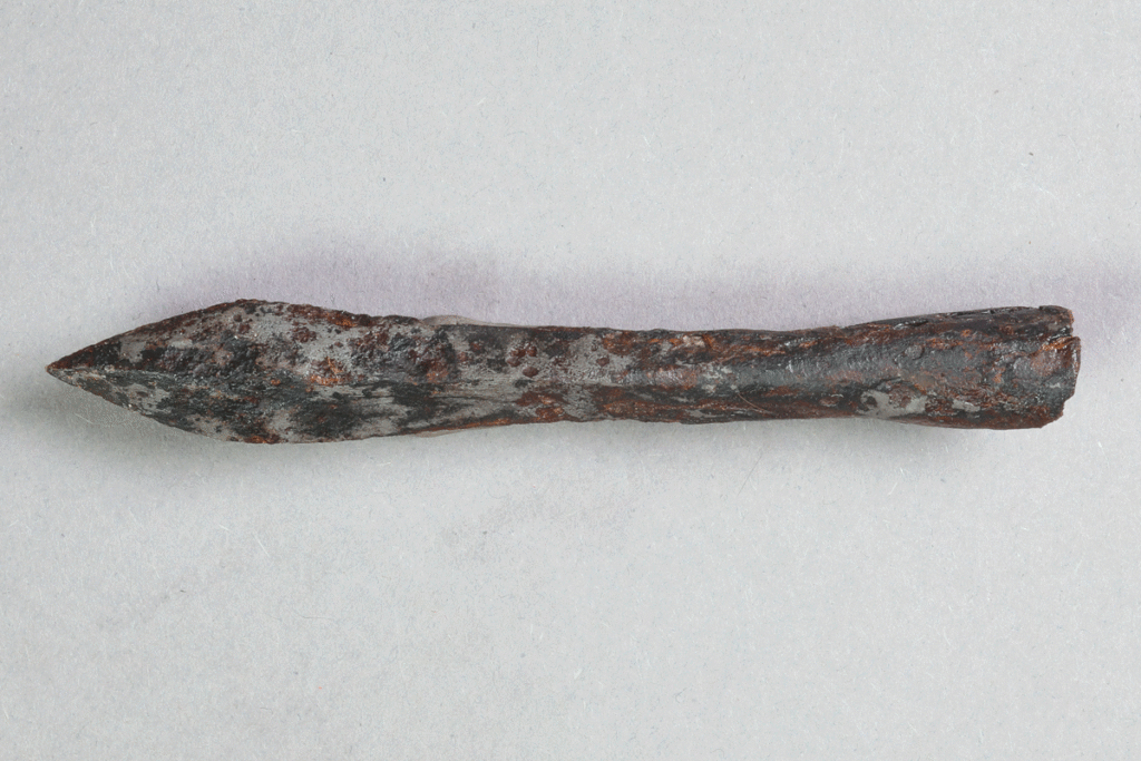 Armbrustbolzen von der Burg Bartenstein, Partenstein, Eisen, ca. 1030, Museum Ahler Kram, Fd. Nr. 2776, H. 1,3 cm, Br. 9,2 cm