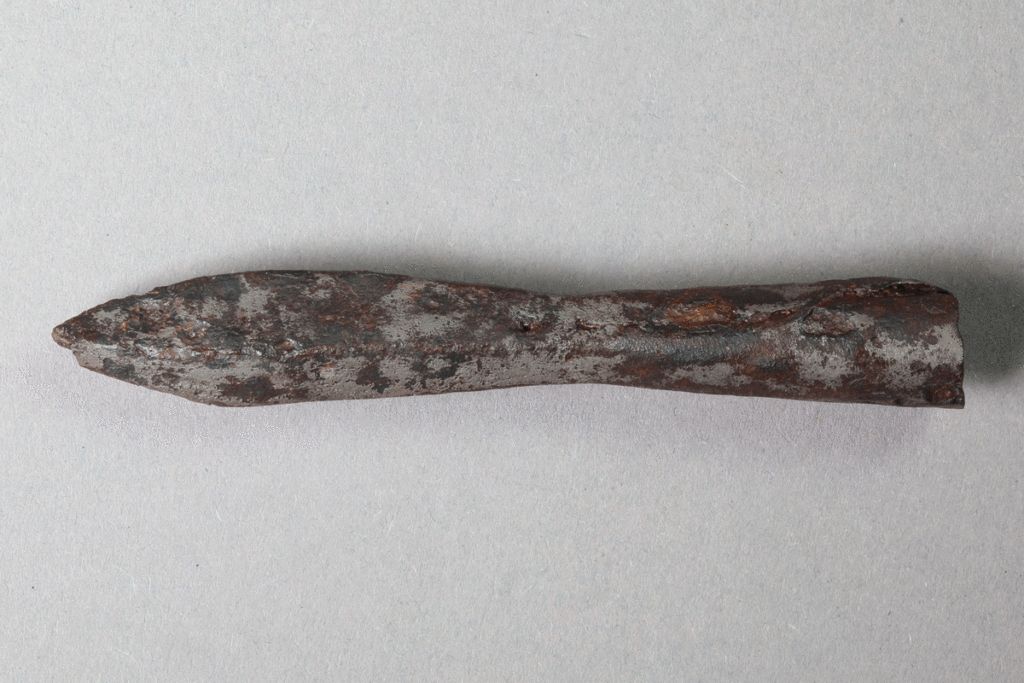 Armbrustbolzen von der Burg Bartenstein, Partenstein, Eisen, 15. Jh., Museum Ahler Kram, Fd. Nr. 2212, H. 1,4 cm, Br. 9,5 cm