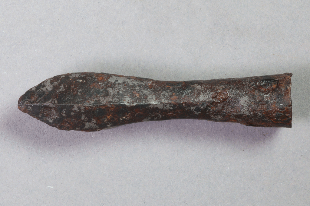 Armbrustbolzen von der Burg Bartenstein, Partenstein, Eisen, ca. 1300, Museum Ahler Kram, Fd. Nr. 2838, H. 1,5 cm, Br. 7,1 cm