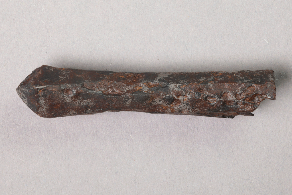 Armbrustbolzen von der Burg Bartenstein, Partenstein, Eisen, 14. Jh., Museum Ahler Kram, Fd. Nr. 1477, H. 1,5 cm, Br. 7,9 cm