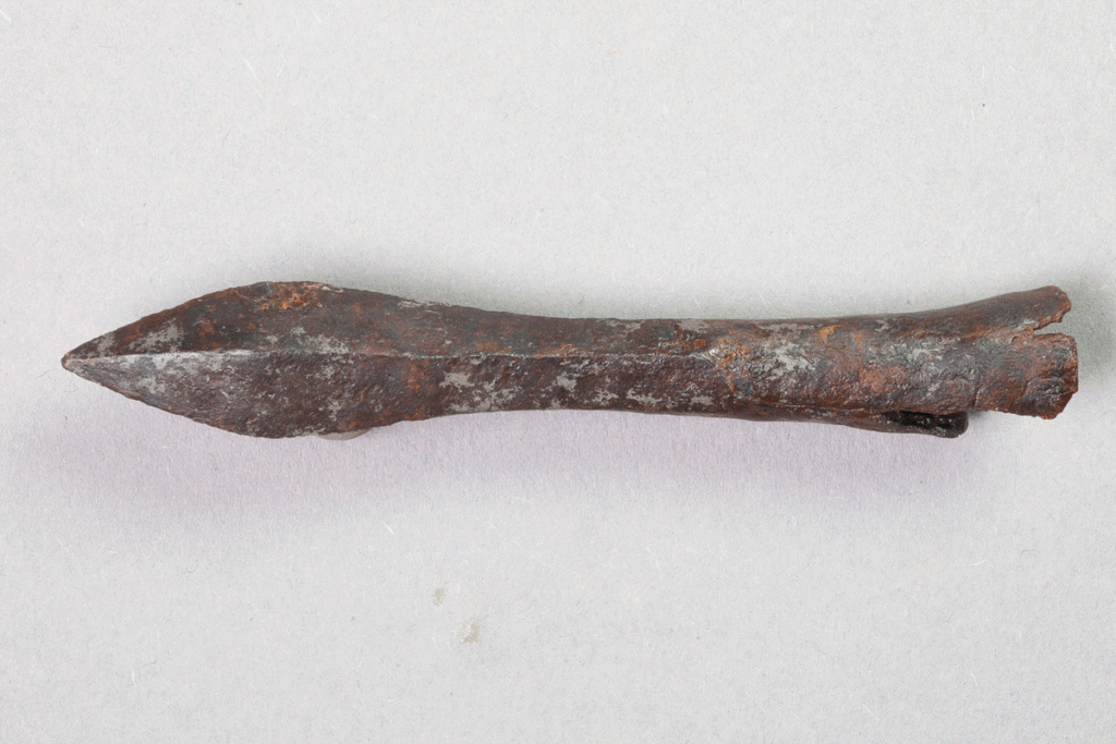 Armbrustbolzen von der Burg Bartenstein, Partenstein, Eisen, 15. Jh., Museum Ahler Kram, Fd. Nr. 2531, H. 1,4 cm, Br. 9,4 cm