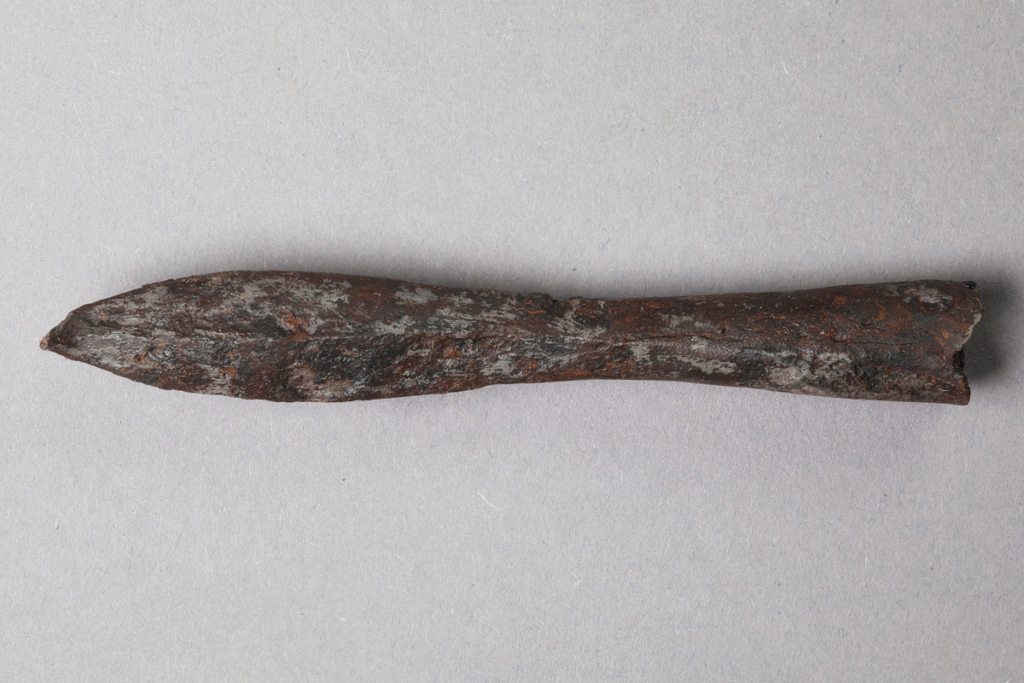 Armbrustbolzen von der Burg Bartenstein, Partenstein, Eisen, ca. 1400, Museum Ahler Kram, Fd. Nr. 2524, H. 1,4 cm, Br. 10,2 cm