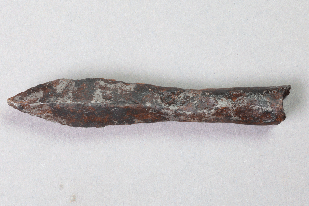 Armbrustbolzen von der Burg Bartenstein, Partenstein, Eisen, ca. 1330, Museum Ahler Kram, Fd. Nr. 2514, H. 1,3 cm, Br. 7,8 cm