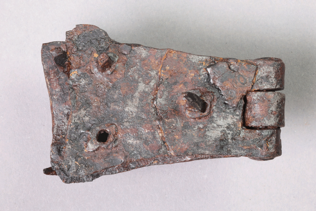 Beschlag von der Burg Bartenstein, Partenstein, Eisen, ca. 1330, Museum Ahler Kram, Fd. Nr. 2480, H. 4,8 cm, Br. 8,2 cm