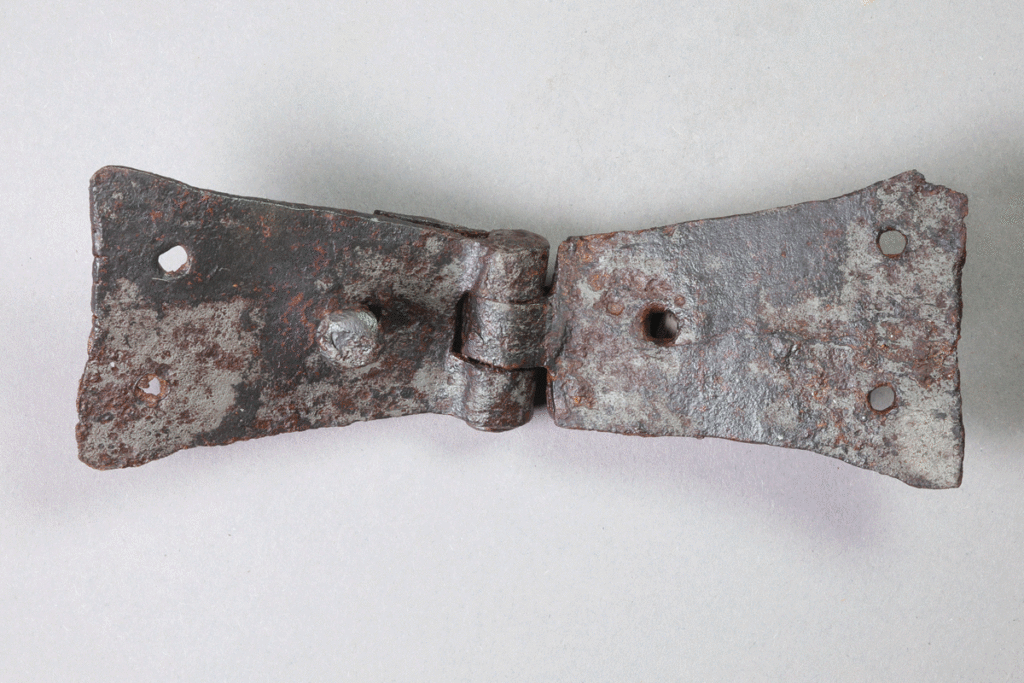 Beschlag von der Burg Bartenstein, Partenstein, Eisen, ca. 1330, Museum Ahler Kram, Fd. Nr. 2557, H. 4,9 cm, Br. 13,5 cm