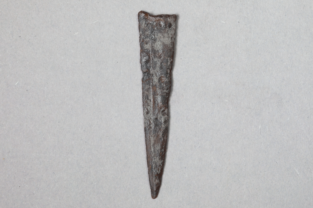 Fragment einer Klinge von der Burg Bartenstein, Eisen, 16. Jh., Partenstein, Museum Ahler Kram, Fd. Nr. 1865, H. 6,1 cm, Br. 1,3 cm