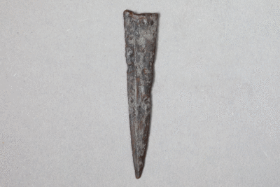 Fragment einer Klinge von der Burg Bartenstein, Eisen, 16. Jh., Partenstein, Museum Ahler Kram, Fd. Nr. 1865, H. 6,1 cm, Br. 1,3 cm