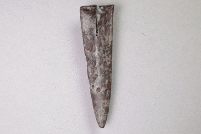 Fragment einer Schwertklinge von der Burg Bartenstein, Eisen, Anfang 14. Jh., Partenstein, Museum Ahler Kram, Fd. Nr. 1899, H. 9,3 cm, Br. 2,6 cm