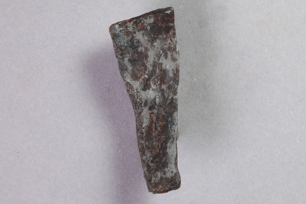 Fragment eines Hufeisens von der Burg Bartensten, Partenstein, 15. Jh., Museum Ahler Kram, Fd. Nr. 1770v, H. 6,0 cm, Br. 2,7 cm