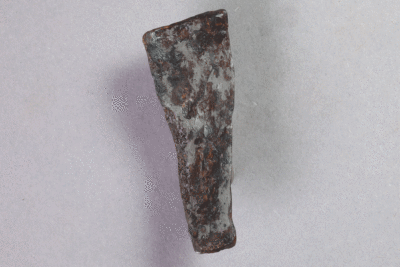 Fragment eines Hufeisens von der Burg Bartensten, Partenstein, 15. Jh., Museum Ahler Kram, Fd. Nr. 1770v, H. 6,0 cm, Br. 2,7 cm