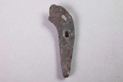 Fragment eines Hufeisens von der Burg Bartensten, Partenstein, 15. Jh., Museum Ahler Kram, Fd. Nr. 2158, H. 8,6 cm, Br. 3,4 cm