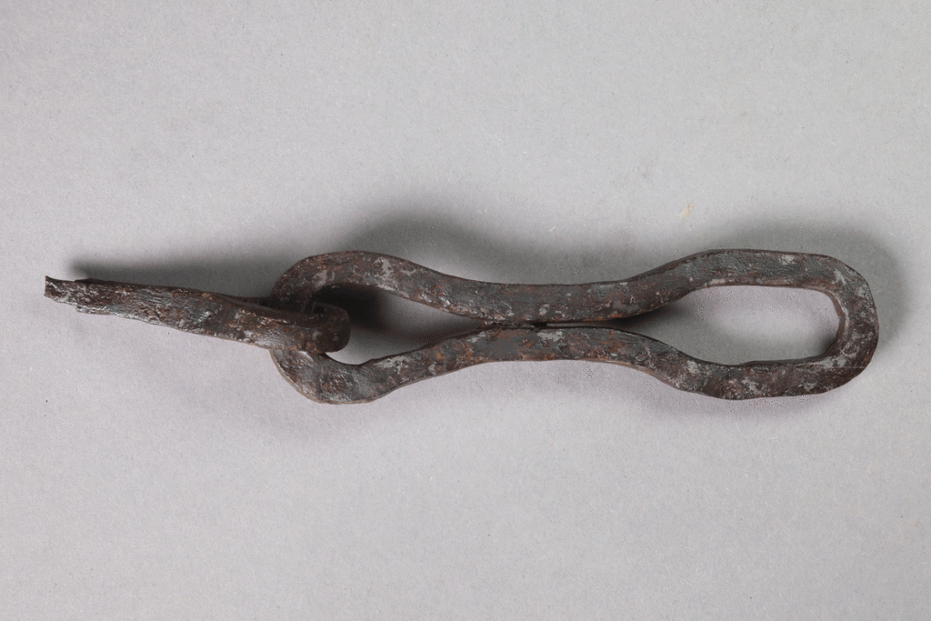 Kette aus Eisen von der Burg Bartenstein, Eisen, ca. 1330, Partenstein, Museum Ahler Kram, Fd. Nr. 2541 H. 2,9 cm, Br. 15,7 cm