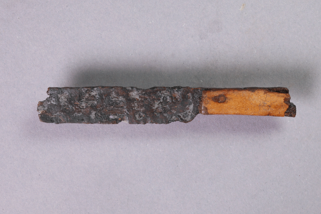 Fragment eines Messers von der Burg Bartenstein, Partenstein, Eisen, 15. Jh., Museum Ahler Kram, Fd. Nr. 2420a, H. 1,6 cm, Br. 10,7 cm