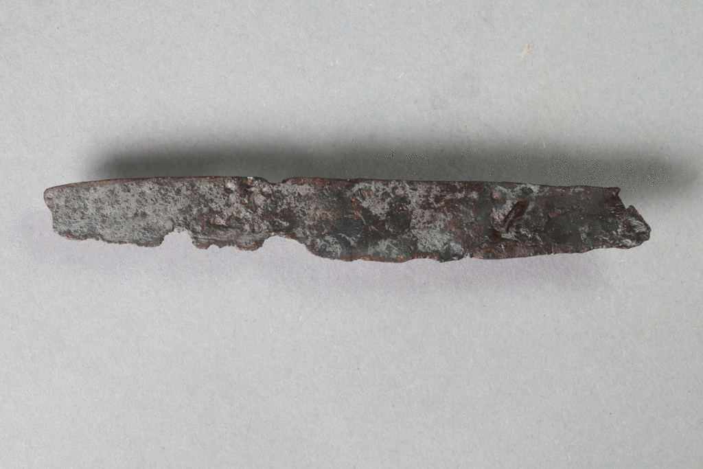 Fragment eines Messers von der Burg Bartenstein, Partenstein, Eisen, 15. Jh., Museum Ahler Kram, Fd. Nr. 2420b, H. 1,6 cm, Br. 12,1 cm