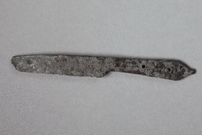 Fragment eines Messers von der Burg Bartenstein, Partenstein, Eisen, 15. Jh., Museum Ahler Kram, Fd. Nr. 2581, H. 1,3 cm, Br. 11,7 cm