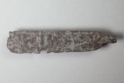 Fragment eines Messers von der Burg Bartenstein, Partenstein, Eisen, ca. 1330, Museum Ahler Kram, Fd. Nr. 2556, H. 2,5 cm, Br. 12,6cm