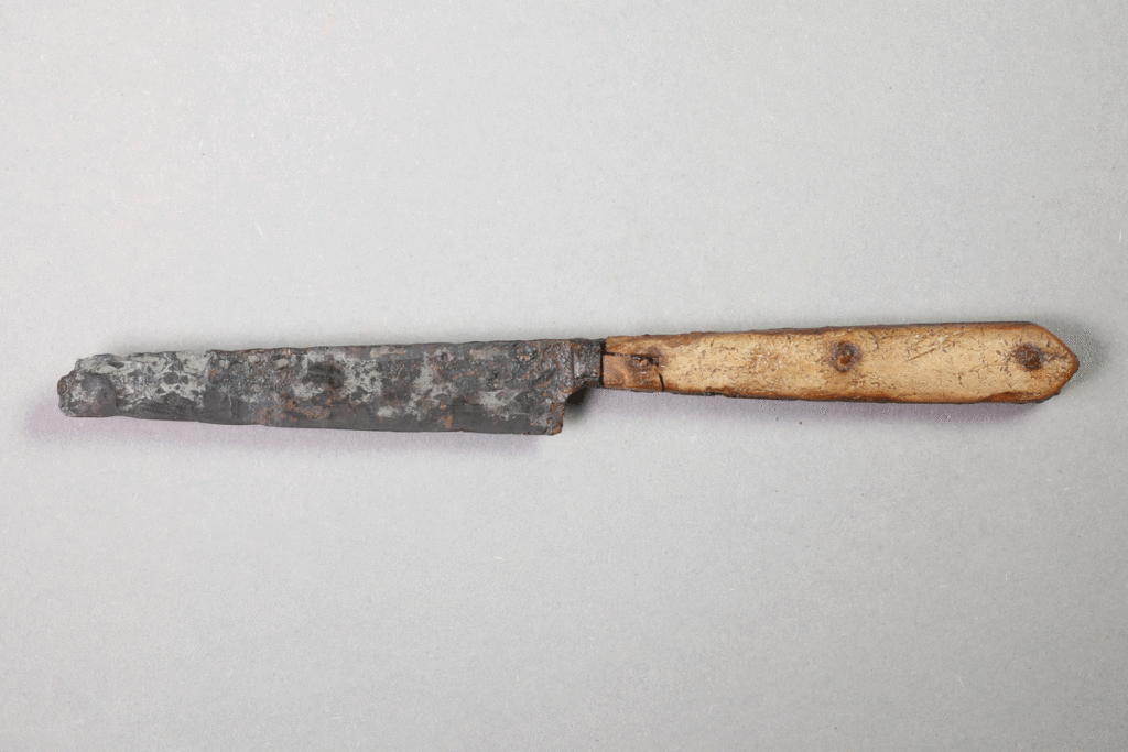 Fragment eines Messers von der Burg Bartenstein, Partenstein, Eisen, Anfang 17. Jh., Museum Ahler Kram, Fd. Nr. 1427, H. 1,7 cm, Br. 18,5 cm