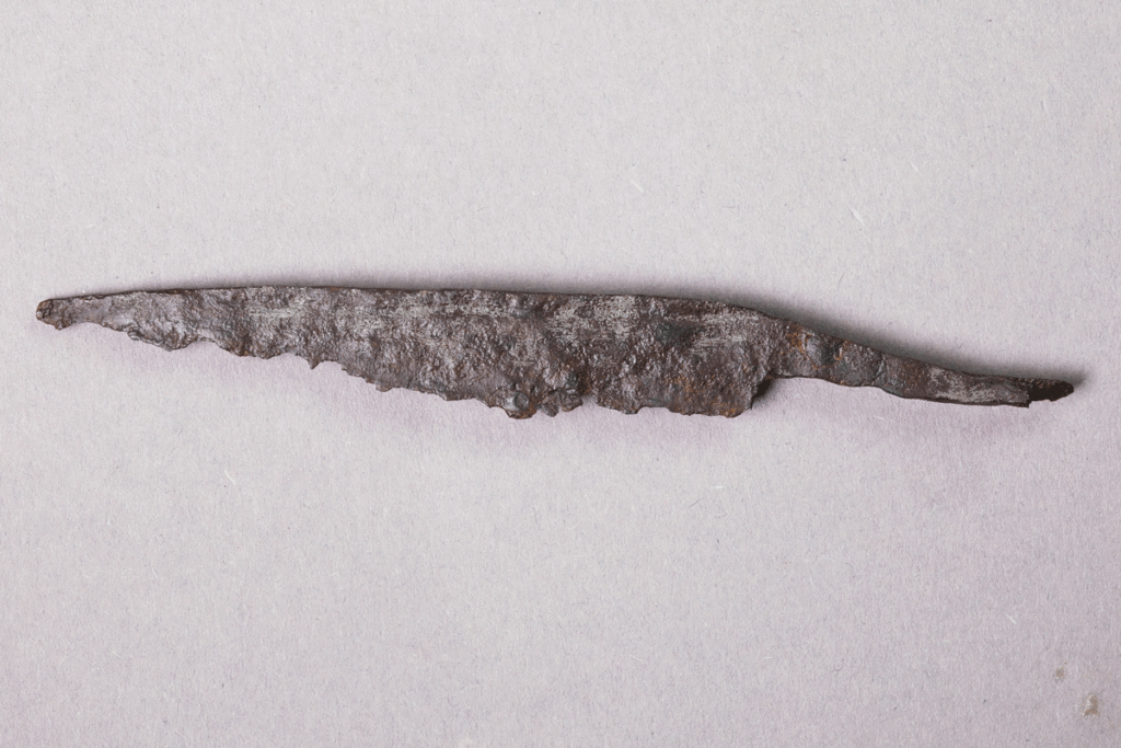 Fragment eines Messers von der Burg Bartenstein, Partenstein, Eisen, 15. Jh., Museum Ahler Kram, Fd. Nr. 2267, H. 1,3 cm, Br. 11,0 cm