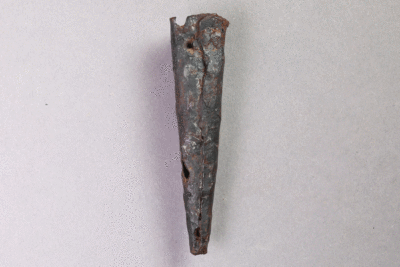 Ortband von der Burg Bartenstein, Partenstein, Anfang 17. Jh., Museum Ahler Kram, Fd. Nr. 1476, H. 5,9 cm, Br. 1,5 cm