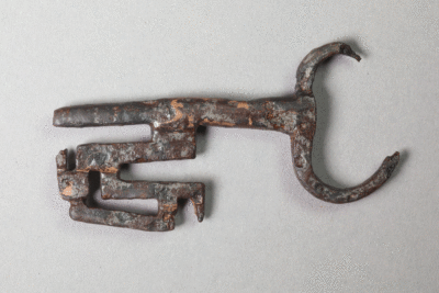 Schlüssel mit Bart aus Eisen von der Burg Bartenstein, Partenstein, 16. Jh., Museum Ahler Kram, Fd. Nr. 3111, H. 5,7 cm, Br. 9,8 cm