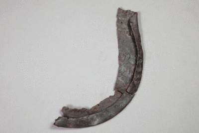 Spatenschuh aus Eisen von der Burg Bartenstein, Partenstein, 15. Jh., Museum Ahler Kram, Fd. Nr. 221b, H. 16,0 cm, Br. 8,9 cm