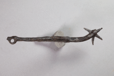 Fragment einer Radspore von der Burg Bartenstein, 15. Jh., Partenstein, Museum Ahler Kram, Fd. Nr. 1266b, H. 2,9 cm, Br. 14,2 cm