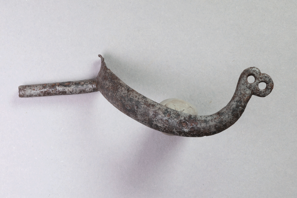 Fragment einer Radspore von der Burg Bartenstein, 15. Jh., Partenstein, Museum Ahler Kram, Fd. Nr. 2617, H. 3,1 cm, Br. 12,5 cm