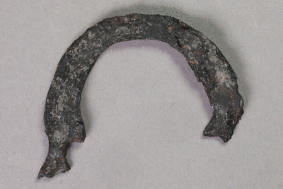 Fragment eines Vorhängeschlosses von der Burg Bartenstein, Eisen, 15. Jh., Partenstein, Museum Ahler Kram, Fd.-Nr. 1997, H. 5,4 cm, Br. 5,8 cm, T. 0,3 cm