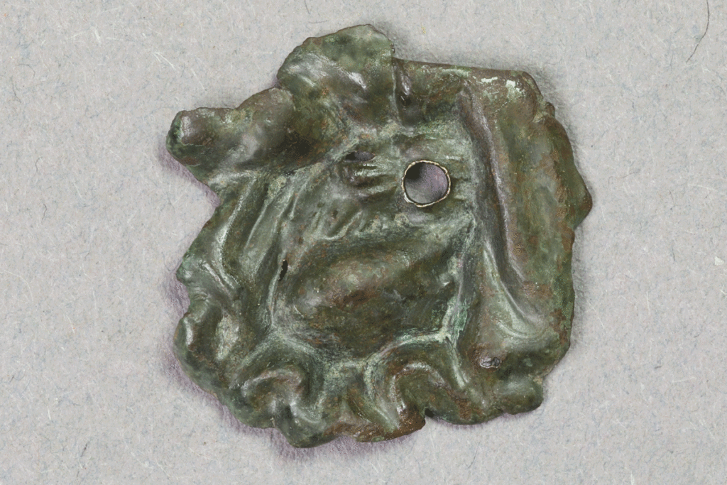Fragment eines Beschlags aus Buntmetall von der Burg Bartenstein, Partenstein, 16. Jh., Museum Ahler Kram, Fd. Nr. 1412, H. 1,6 cm, Br. 1,6 cm