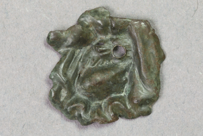 Fragment eines Beschlags aus Messing von der Burg Bartenstein, Partenstein, 16. Jh., Museum Ahler Kram, Fd. Nr. 1412, H. 1,6 cm, Br. 1,6 cm