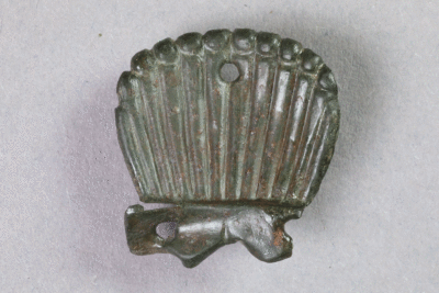 Fragment eines Beschlags aus Messing von der Burg Bartenstein, Partenstein, 15. Jh., Museum Ahler Kram, Fd. Nr. 2179, H. 2,5 cm, Br. 2,3 cm