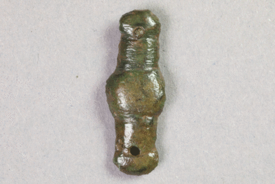 Fragment eines Beschlags aus Messing von der Burg Bartenstein, Partenstein, 15. Jh., Museum Ahler Kram, Fd. Nr. 3317, H. 2,9 cm, Br. 1,0 cm