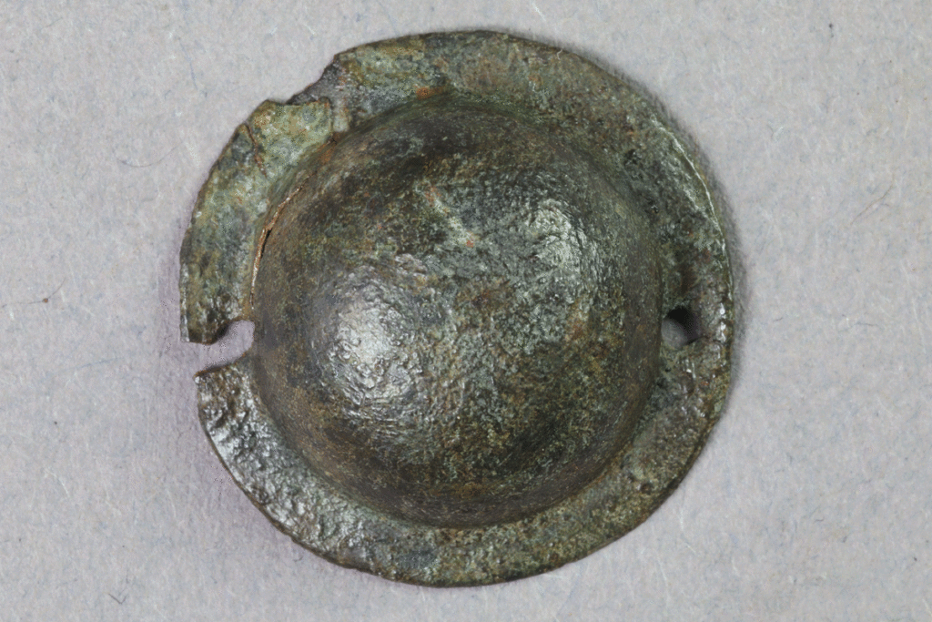 Fragment eines Beschlags aus Buntmetall von der Burg Bartenstein, Partenstein, 15. Jh., Museum Ahler Kram, Fd. Nr. 1965, H. 1,9 cm, Br. 1,9 cm
