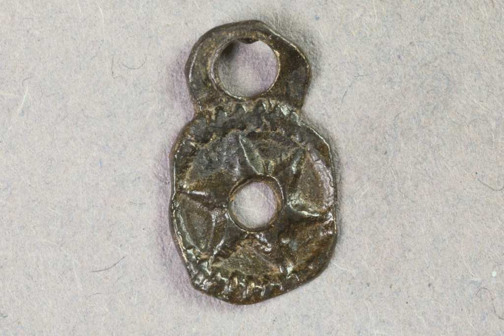 Fragment eines Beschlags aus Buntmetall von der Burg Bartenstein, Partenstein, Datierung unklar, Museum Ahler Kram, Fd. Nr. 2525, H. 1,2 cm, Br. 0,7 cm