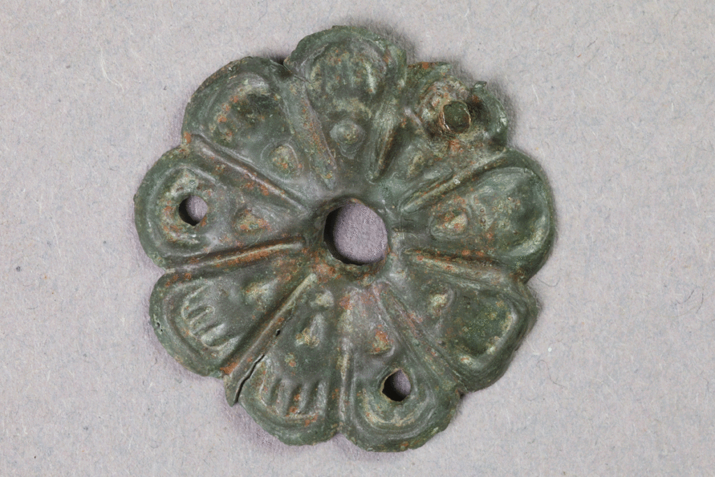Fragment eines Beschlags aus Buntmetall von der Burg Bartenstein, Partenstein, 16. Jh., Museum Ahler Kram, Fd. Nr. 3113, H. 2,4 cm, Br. 2,4 cm