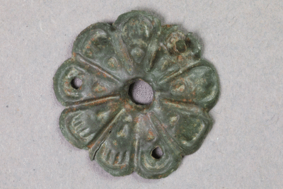 Fragment eines Beschlags aus Messing von der Burg Bartenstein, Partenstein, 16. Jh., Museum Ahler Kram, Fd. Nr. 3113, H. 2,4 cm, Br. 2,4 cm