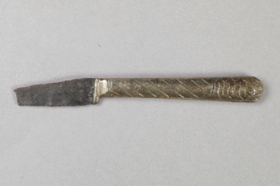 Fragment eines Messers von der Burg Bartenstein, Partenstein, Messing, 15. Jh., Museum Ahler Kram, Fd. Nr. 1224, H. 1,2 cm, Br. 10,6 cm