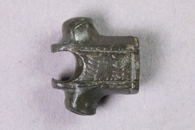 Fragment eines Messergriffs von der Burg Bartenstein, Partenstein, Buntmetall, gegossen, 16. Jh., Museum Ahler Kram, Fd. Nr. 1893a, H. 1,8 cm, Br. 1,6 cm