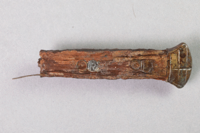 Fragment eines Messergriffs von der Burg Bartenstein, Partenstein, Messing, 16. Jh., Museum Ahler Kram, Fd. Nr. 1120, H. 2,3 cm, Br. 7,1 cm