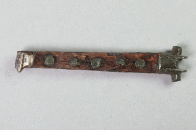 Fragment eines Messergriffs von der Burg Bartenstein, Partenstein, Buntmetall, Anfang 17. Jh., Museum Ahler Kram, Fd. Nr. 1171, H. 1,8 cm, Br. 8,8 cm